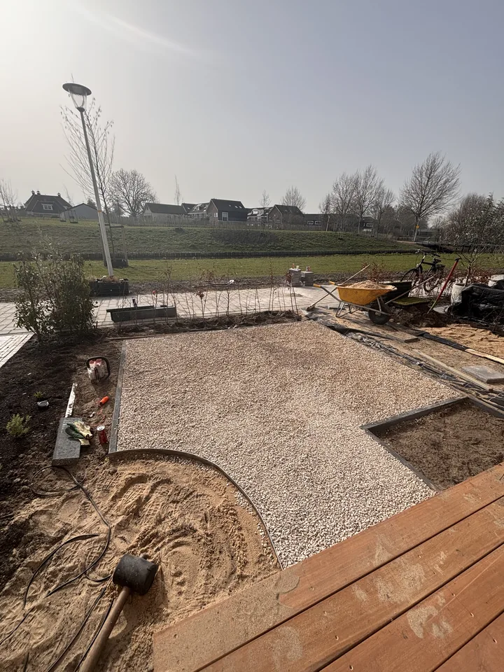 Grondwerk en afgraven van een tuin, bouwrijp gemaakt door hovenier J. van Stijn