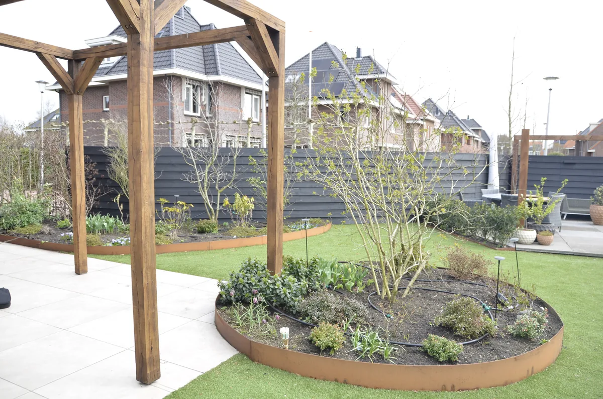 Particuliere droomtuin met pergola, gazon en beplanting in Berkel en Rodenrijs